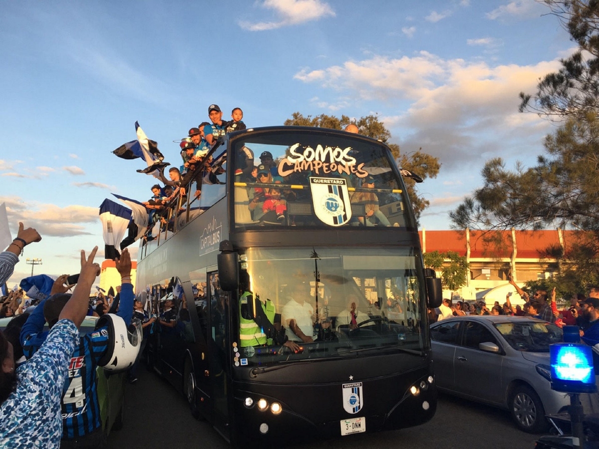 Gallos presumen Copa MX por las calles de Querétaro
