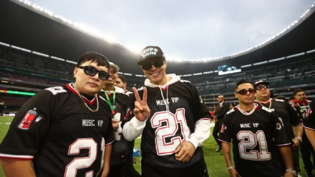 Eduin Caz responde a abucheos que recibió Grupo Firme en el show del partido de la NFL