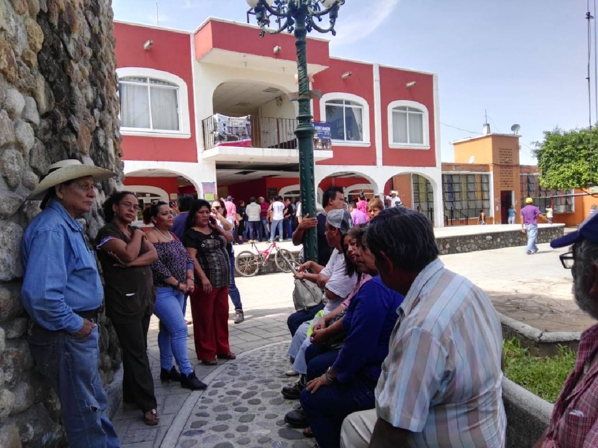Paran labores sindicalizados del Ayuntamiento de Puente de Ixtla por retraso en pago de salario