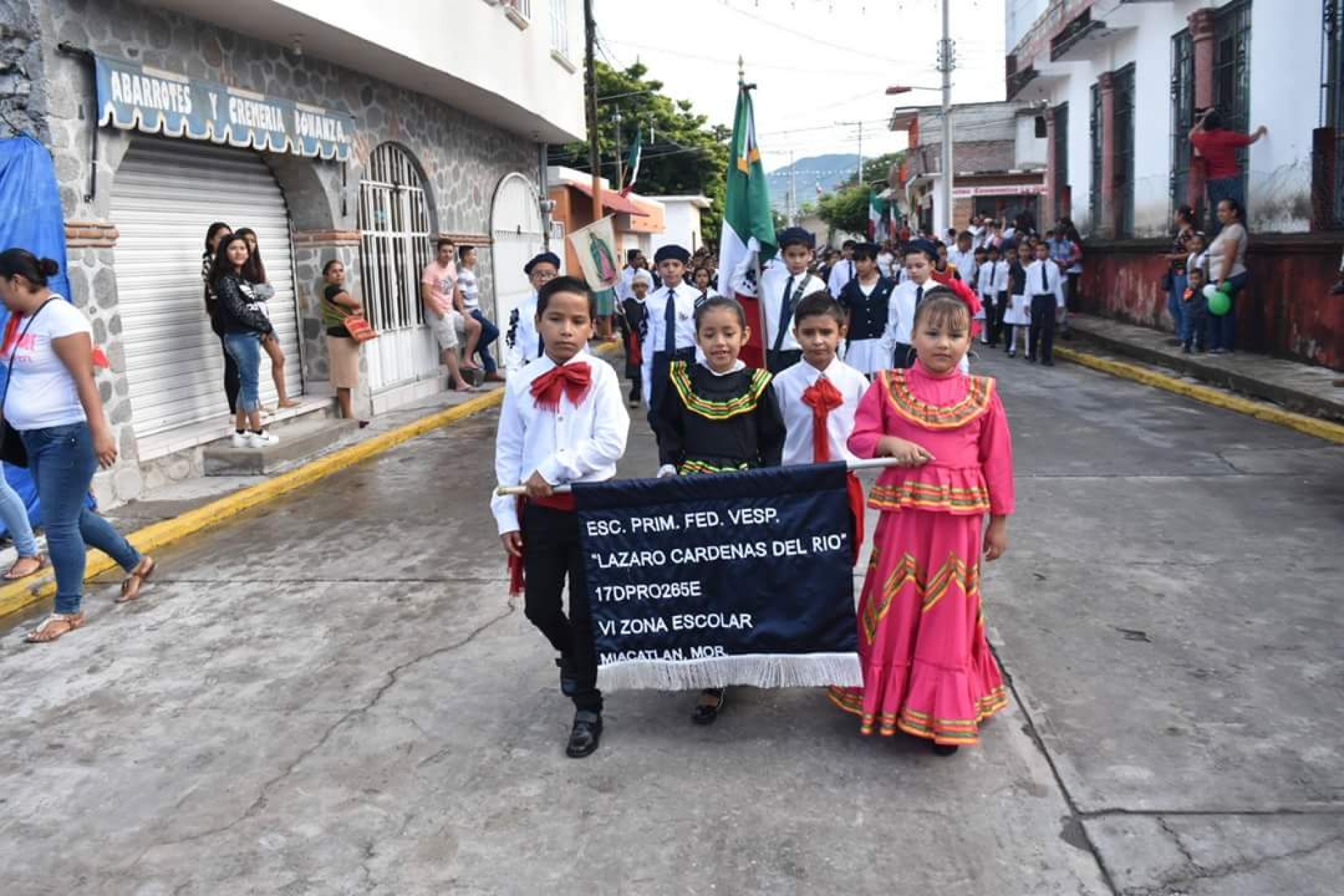 Desfilan en conmemoración de la Independencia de México en la región sur poniente