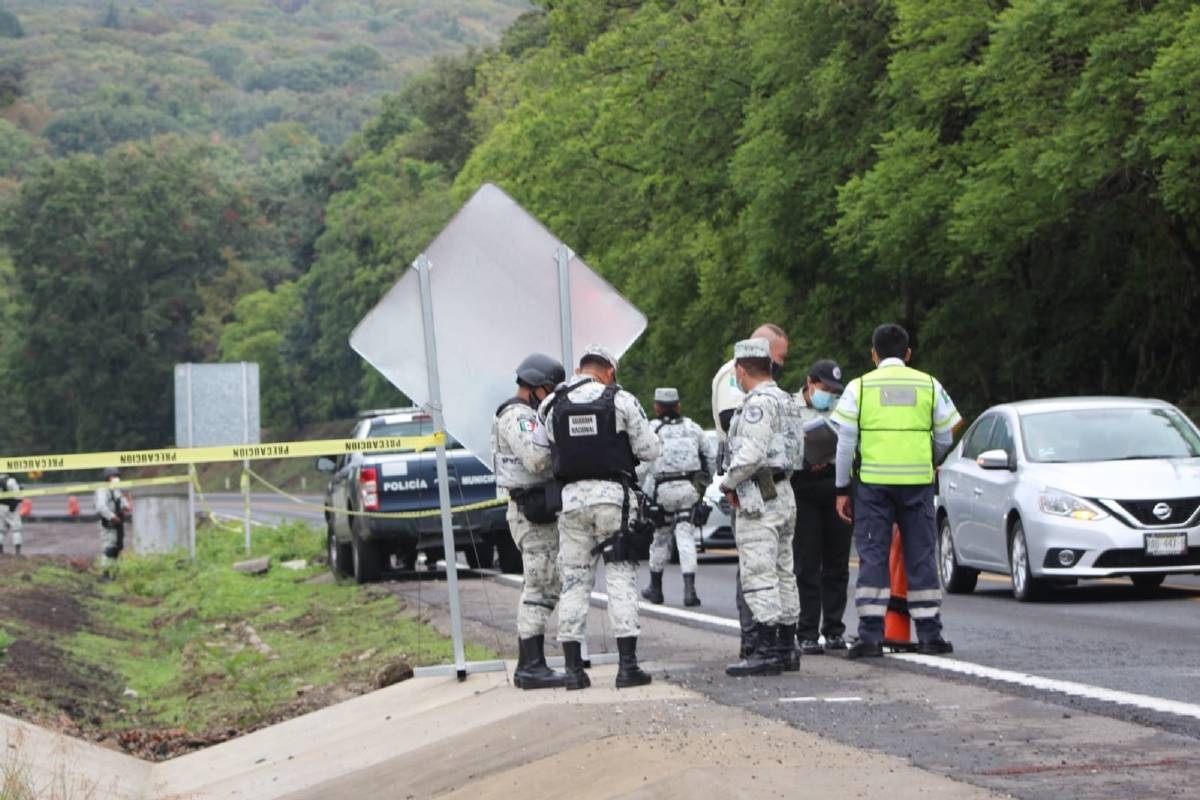 Tiran cadáver a orillas de la autopista La Pera-Cuautla