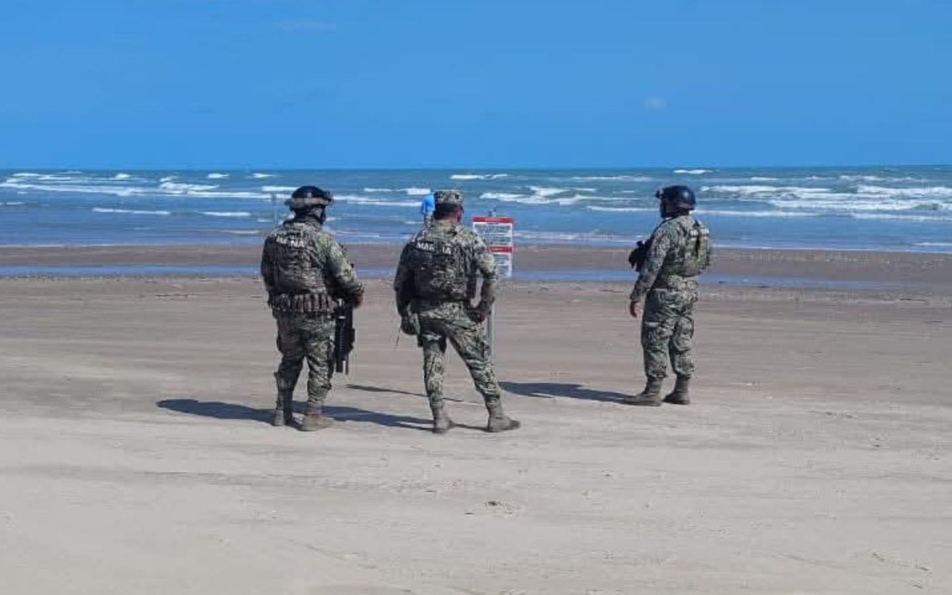 Autoridades retiran letreros de EU en playa fronteriza de Matamoros