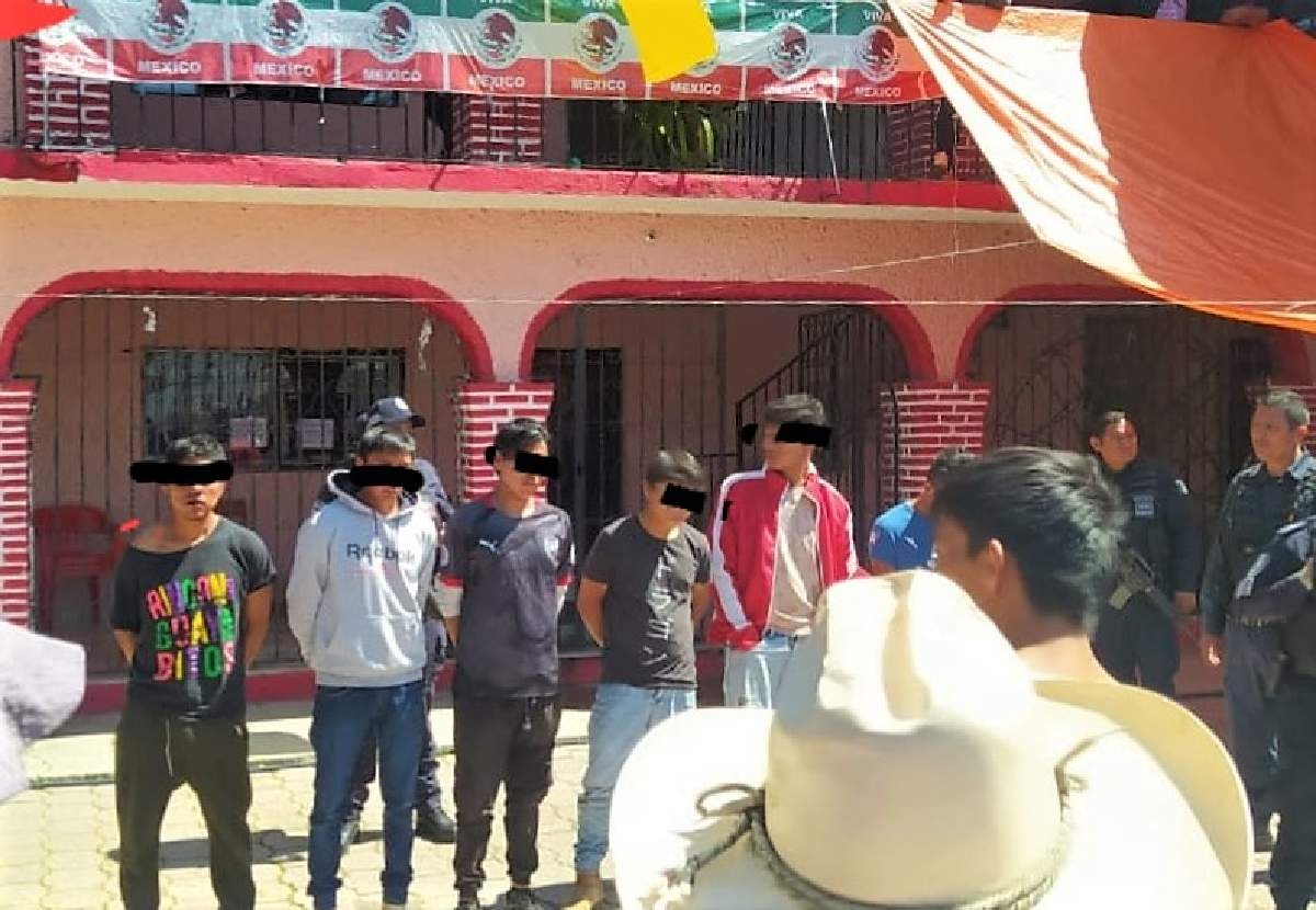 Se salvan de ser linchados por robar aguacates