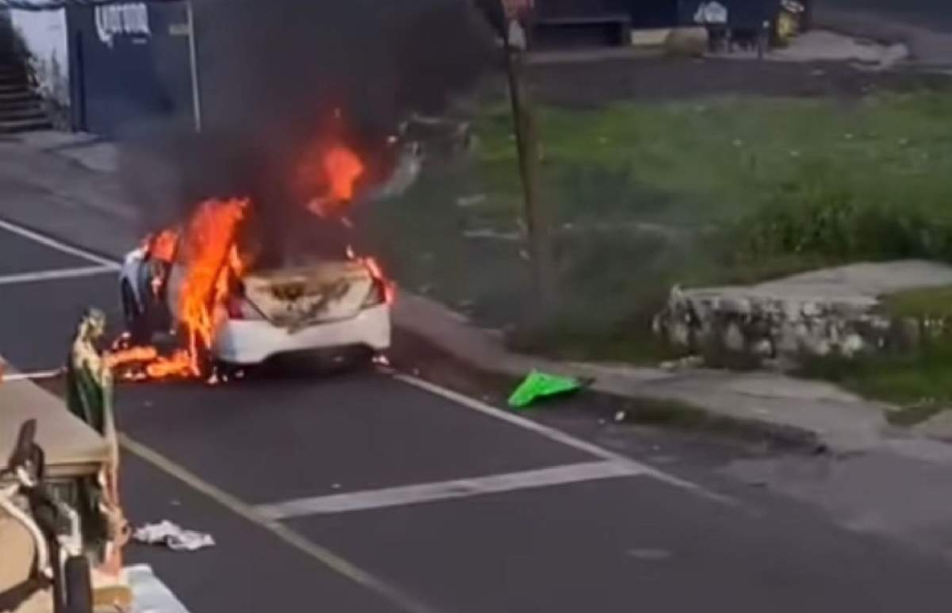 Incendian un vehículo en Cocoyotla