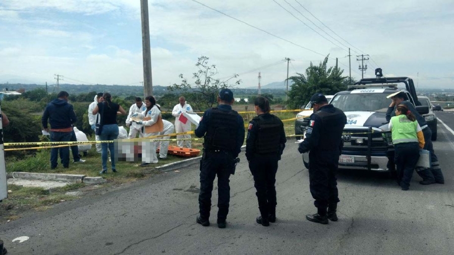 Abandonan un cadáver junto a la autopista México-Acapulco