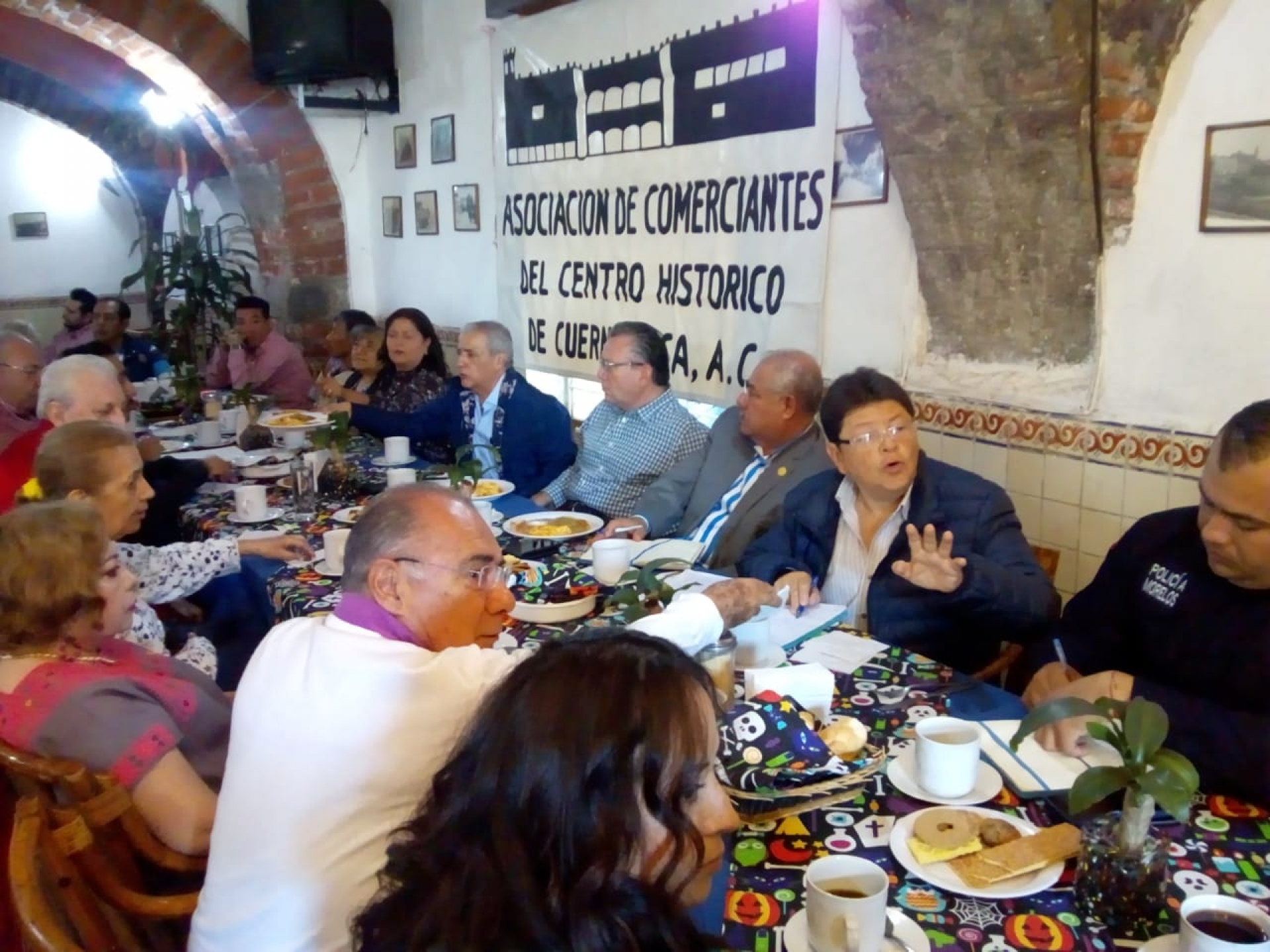 Se reúnen comerciantes del centro histórico con el titular de la CES