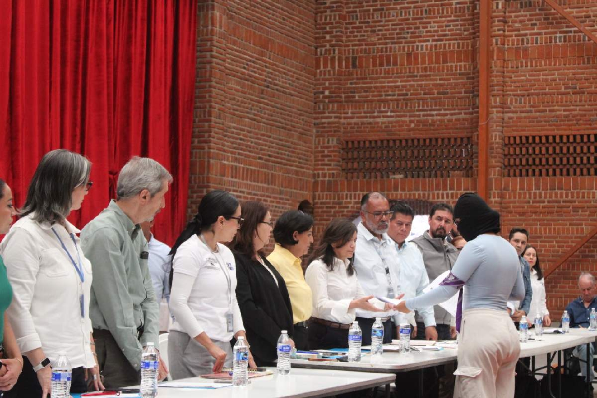 Rechazan alumnos regresar a clases en primer encuentro