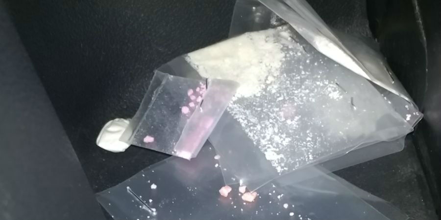 Da a conocer FGE detención de dos hombres con vehículo robado y droga, en Ayala
