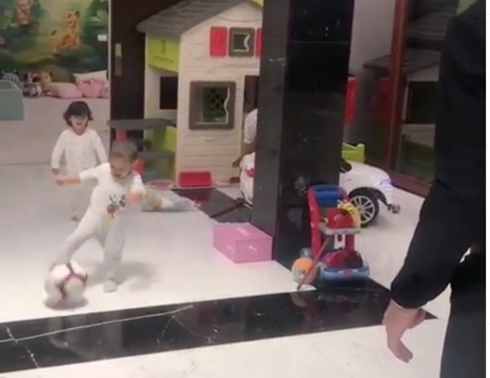 VIDEO: El pequeño Mateo hereda la pegada de Cristiano Ronaldo