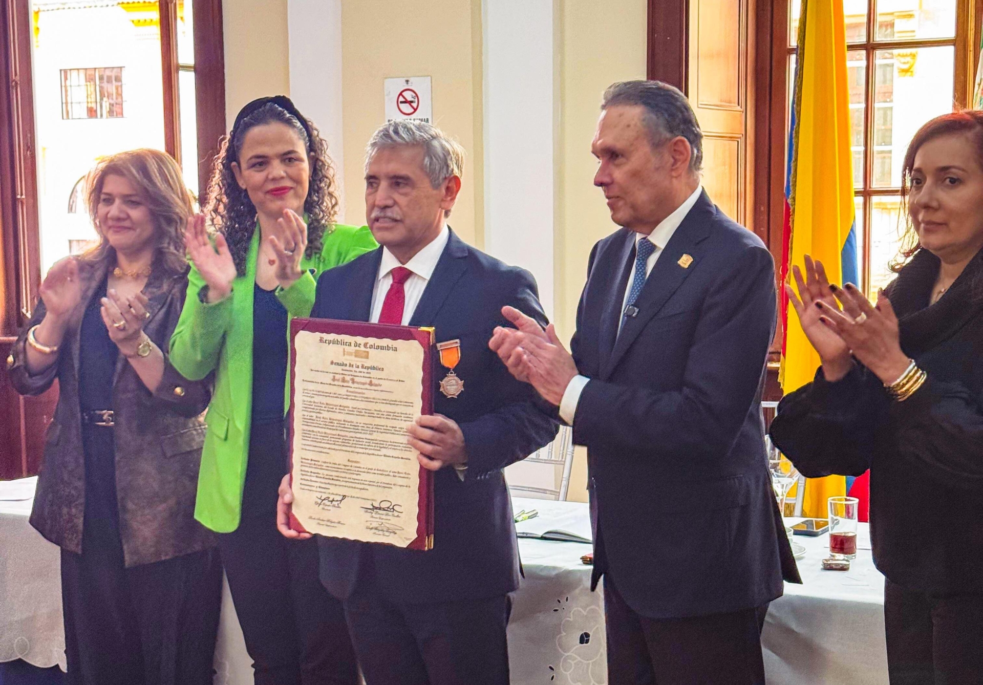 Colombia reconoce a José Luis Urióstegui por su liderazgo humanista y compromiso con la democracia