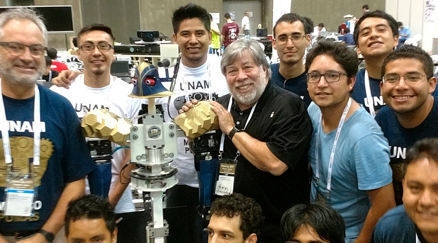 Justina, el robot de la UNAM, gana premio en Japón de manos de Steve Wozniak