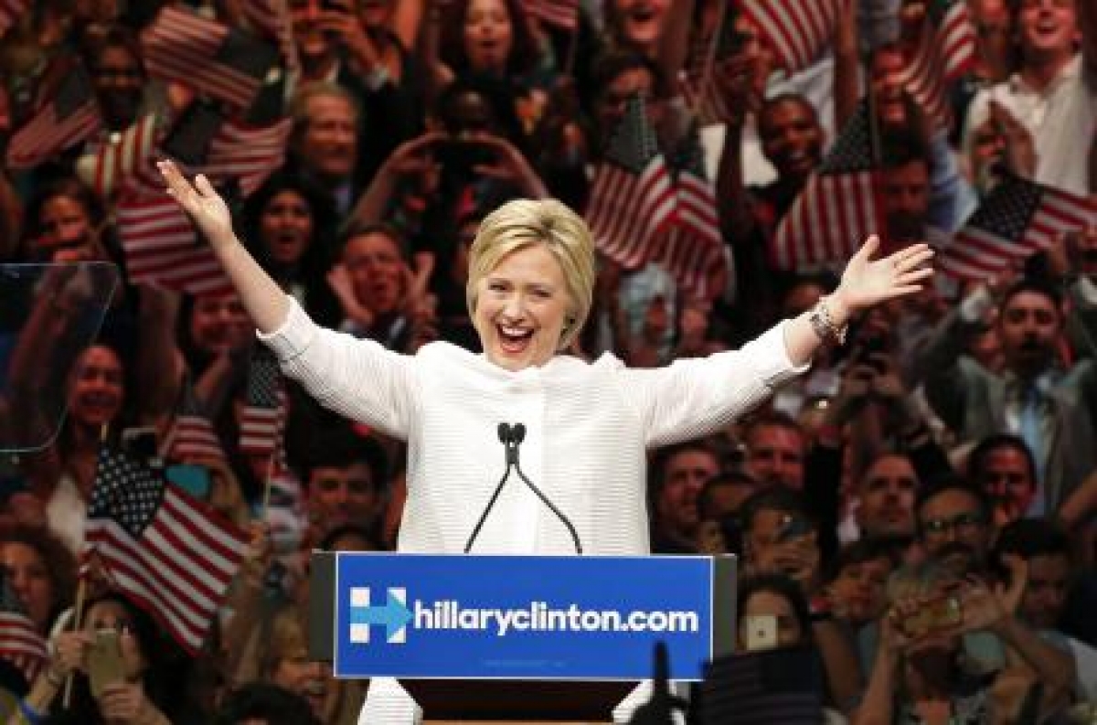 Clinton regresa a campaña y entrega su reporte médico