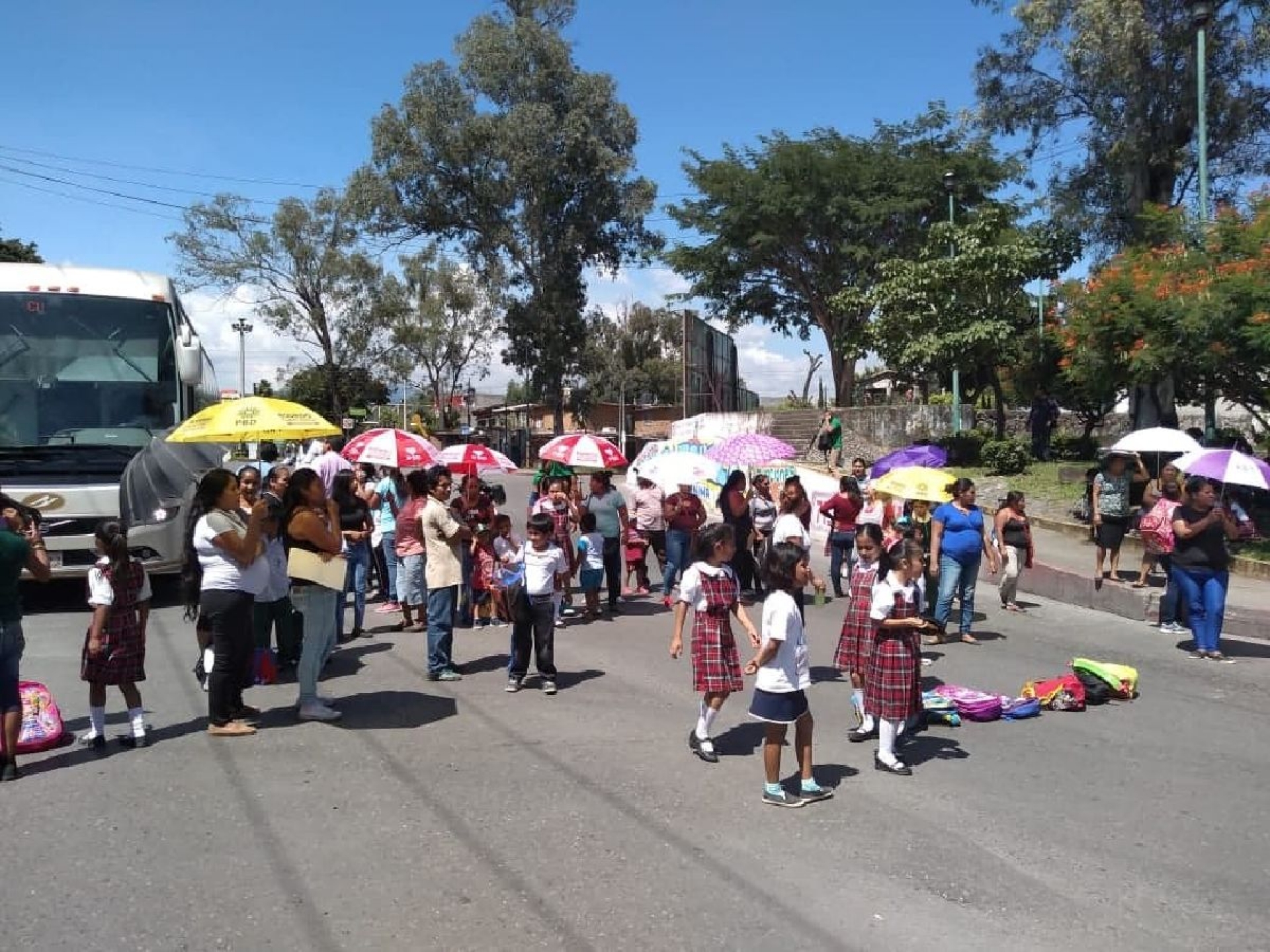 Padres y alumnos de la primaria Melchor Ocampo generaron caos vial