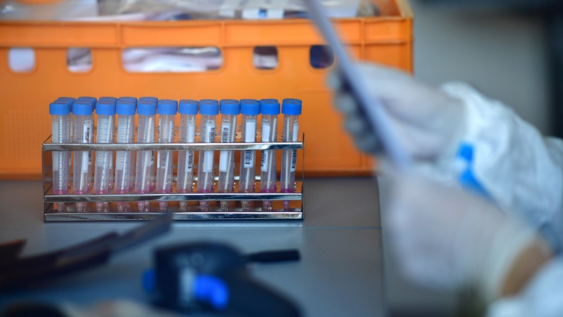 Expertos en Ginebra estudian nueva tecnología para vacunas contra COVID-19