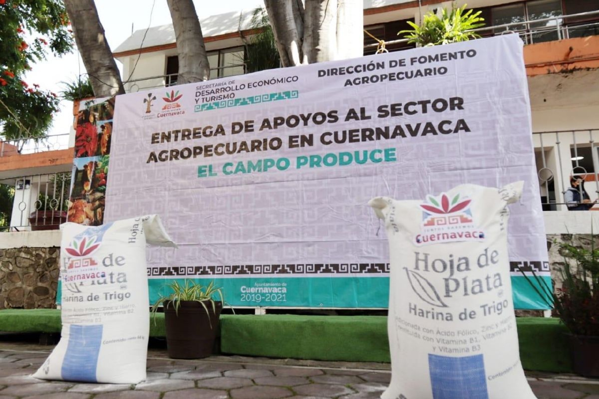 Entrega ayuntamiento insumos a productores apícolas y pan artesanal