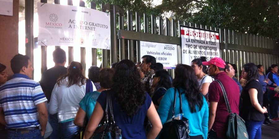 Bloquean trabajadores del SEMS accesos al IEBEM; reclaman el pago de aguinaldos