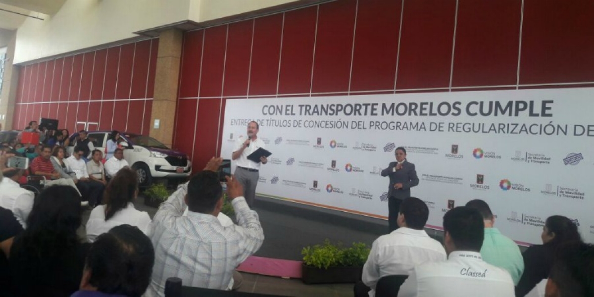 Entregan títulos de concesión del programa de regularización del transporte