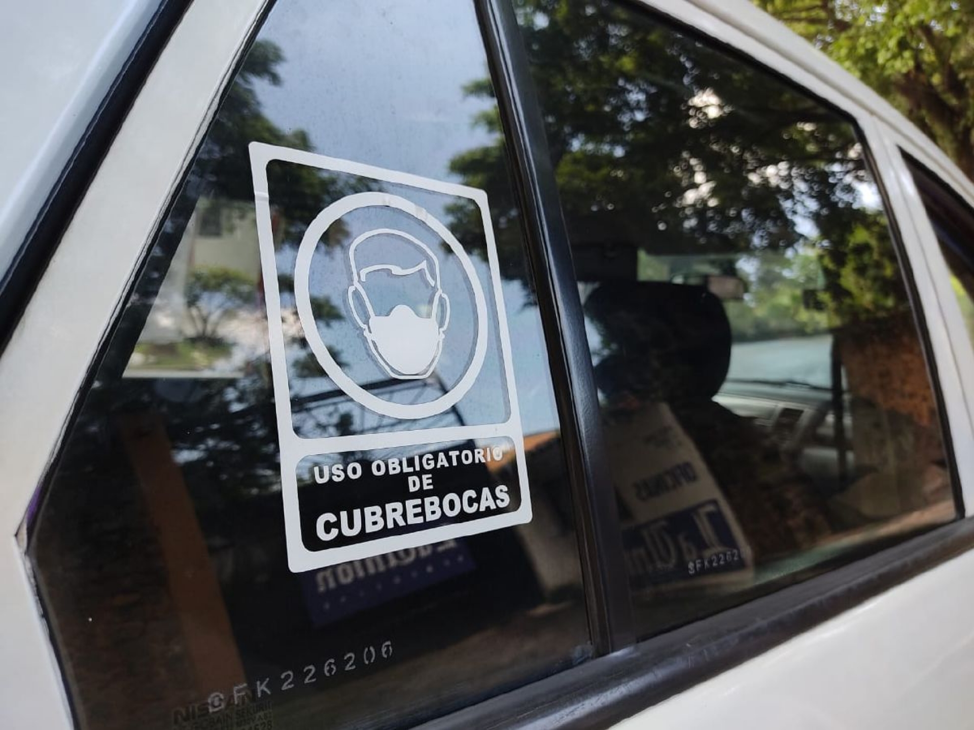 Taxista obsequia cubrebocas a pasajeros que no lo llevan puesto