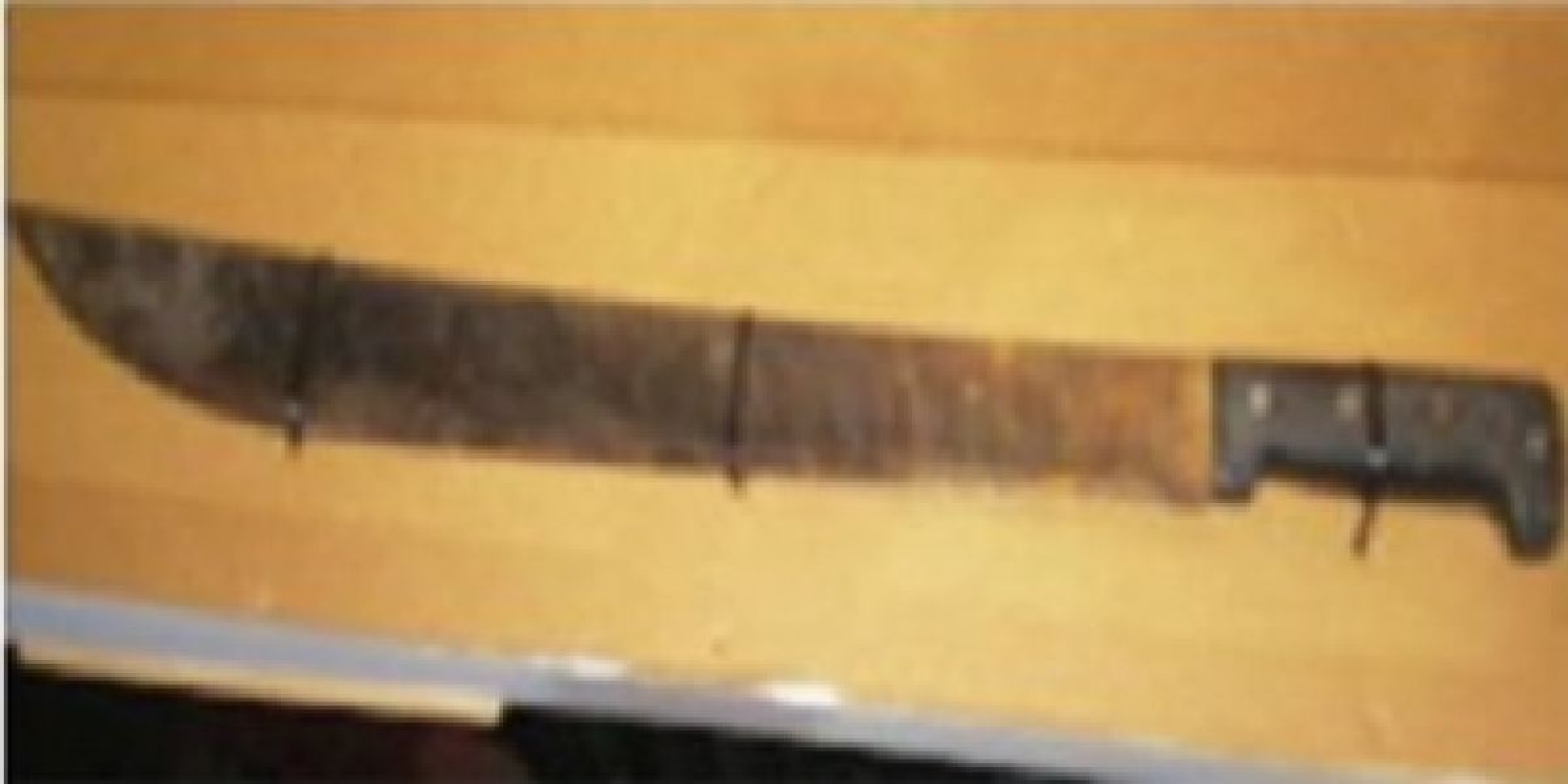 Amenazó a su esposa con un machete