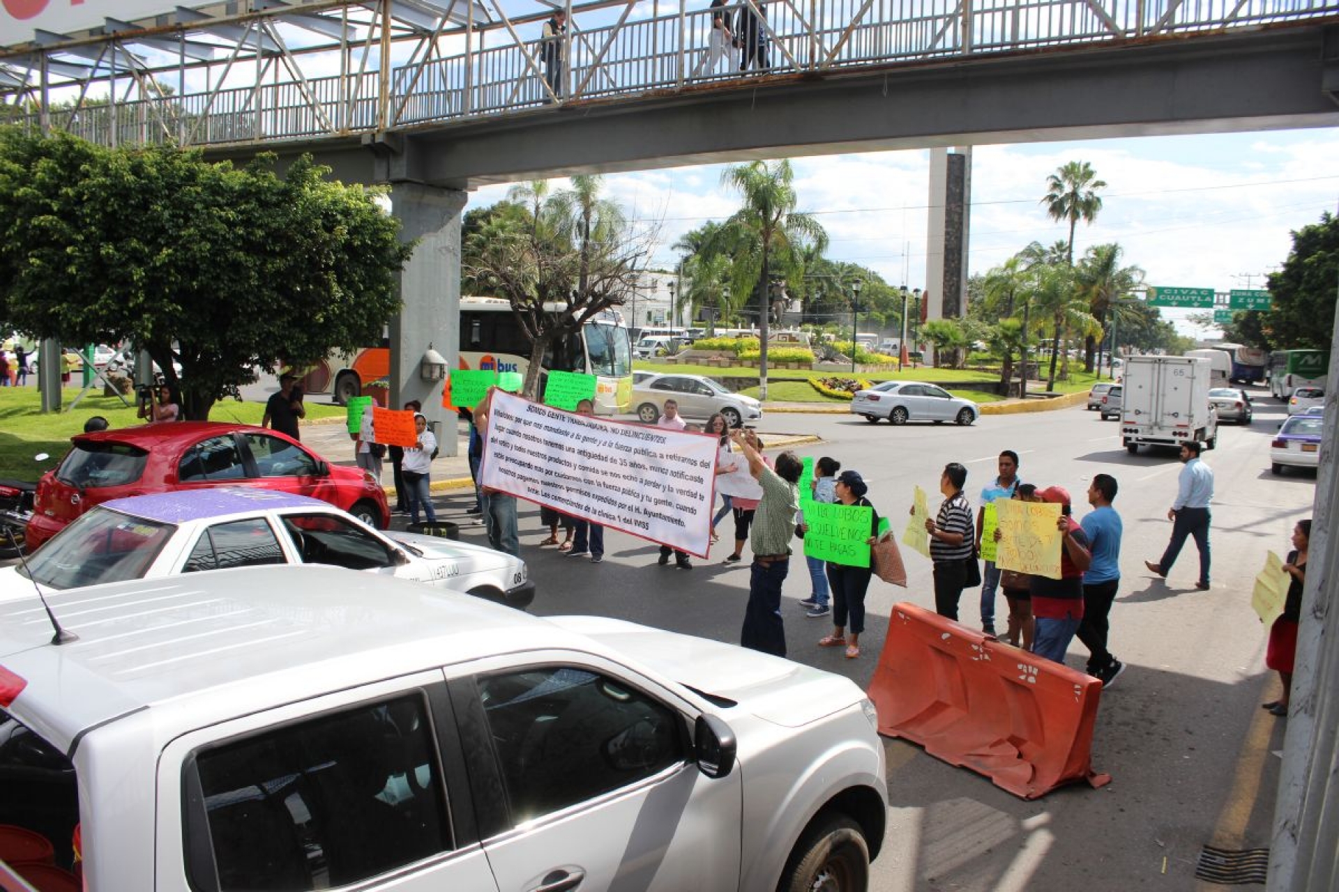 Insisten ambulantes en bloquear la avenida Plan de Ayala