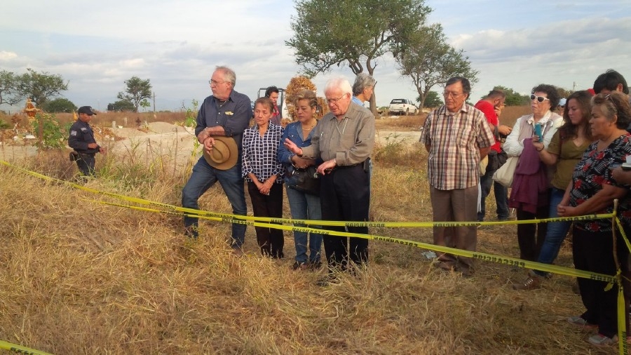 Visita el obispo José Raúl Vera López las tumbas de Tetelcingo