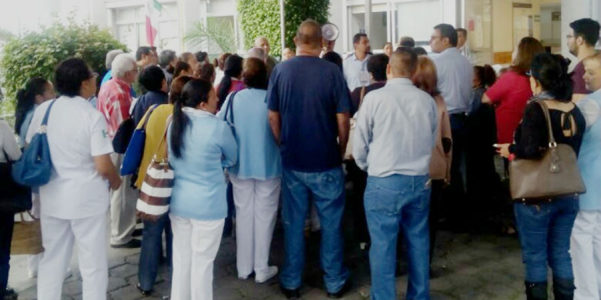 Protestan trabajadores de la clínica del ISSSTE Obregón