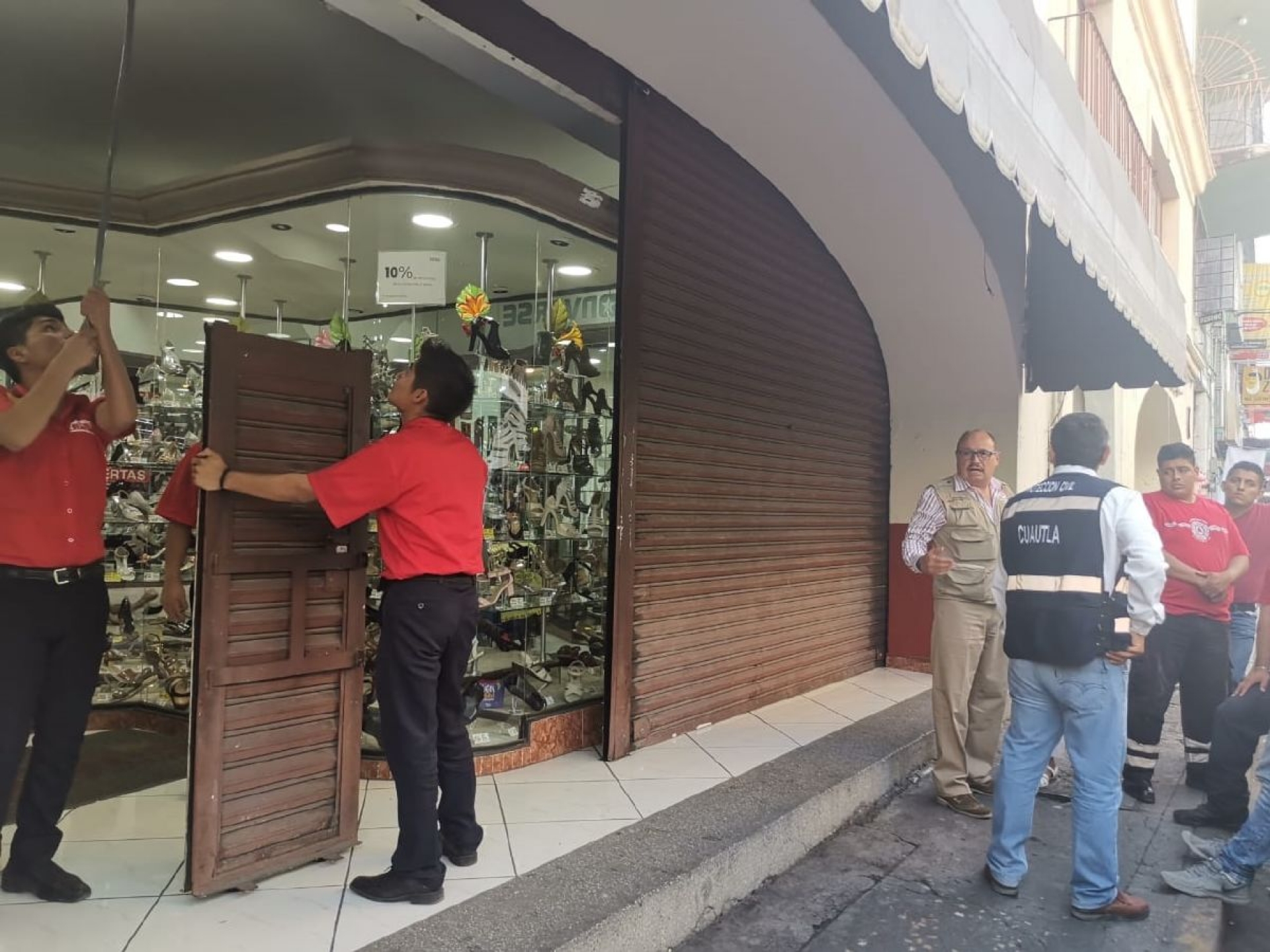 Desalojan edificio contiguo al afectado por el desplome de cúpulas en Cuautla