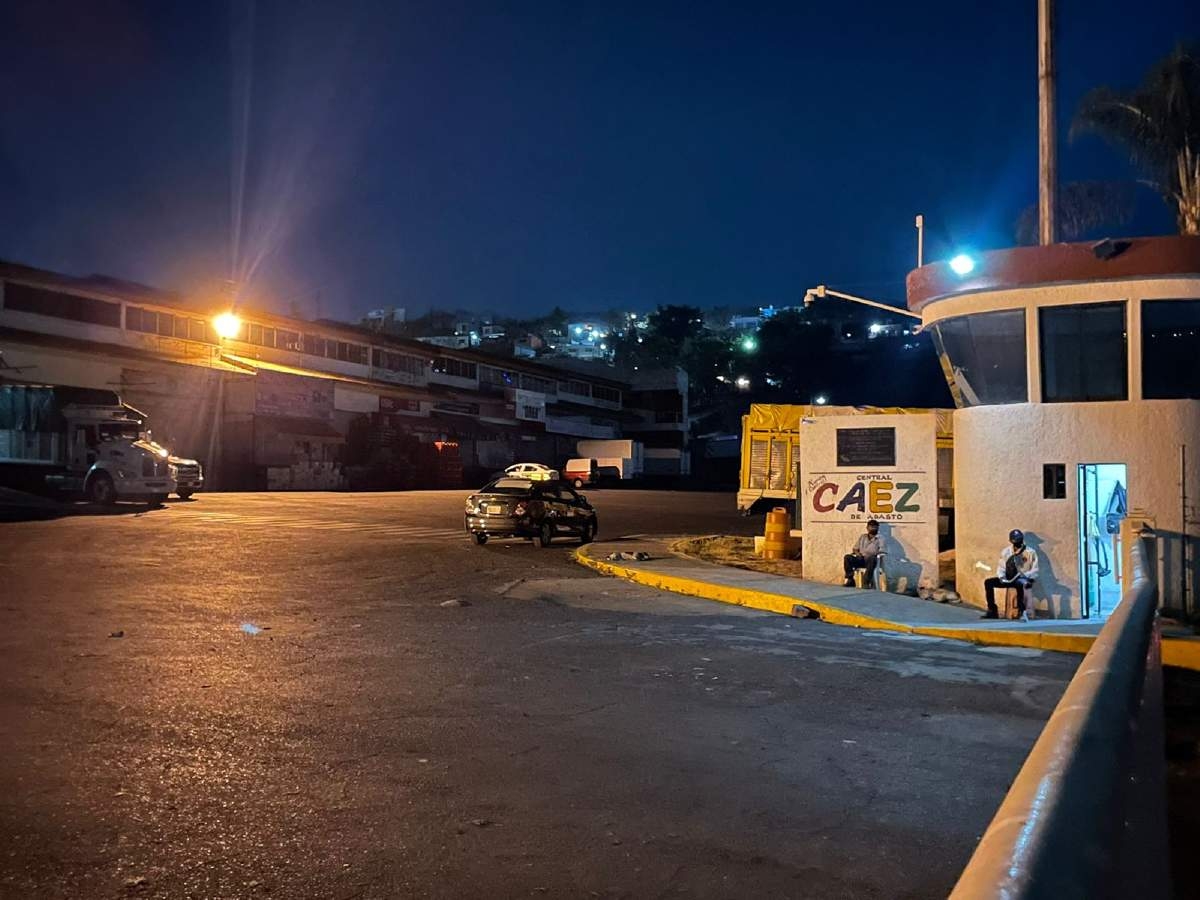 Acribillan a cargador de la Central de Abastos de Zapata
