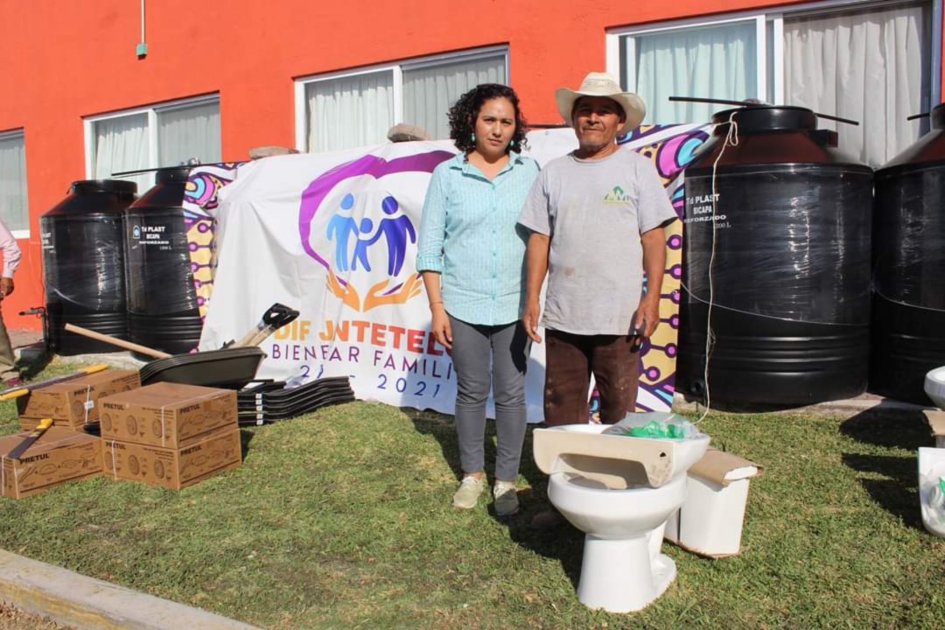 Entrega Ayuntamiento de Jantetelco palas, picos, tinacos, carretillas y juegos de baño a bajo costo