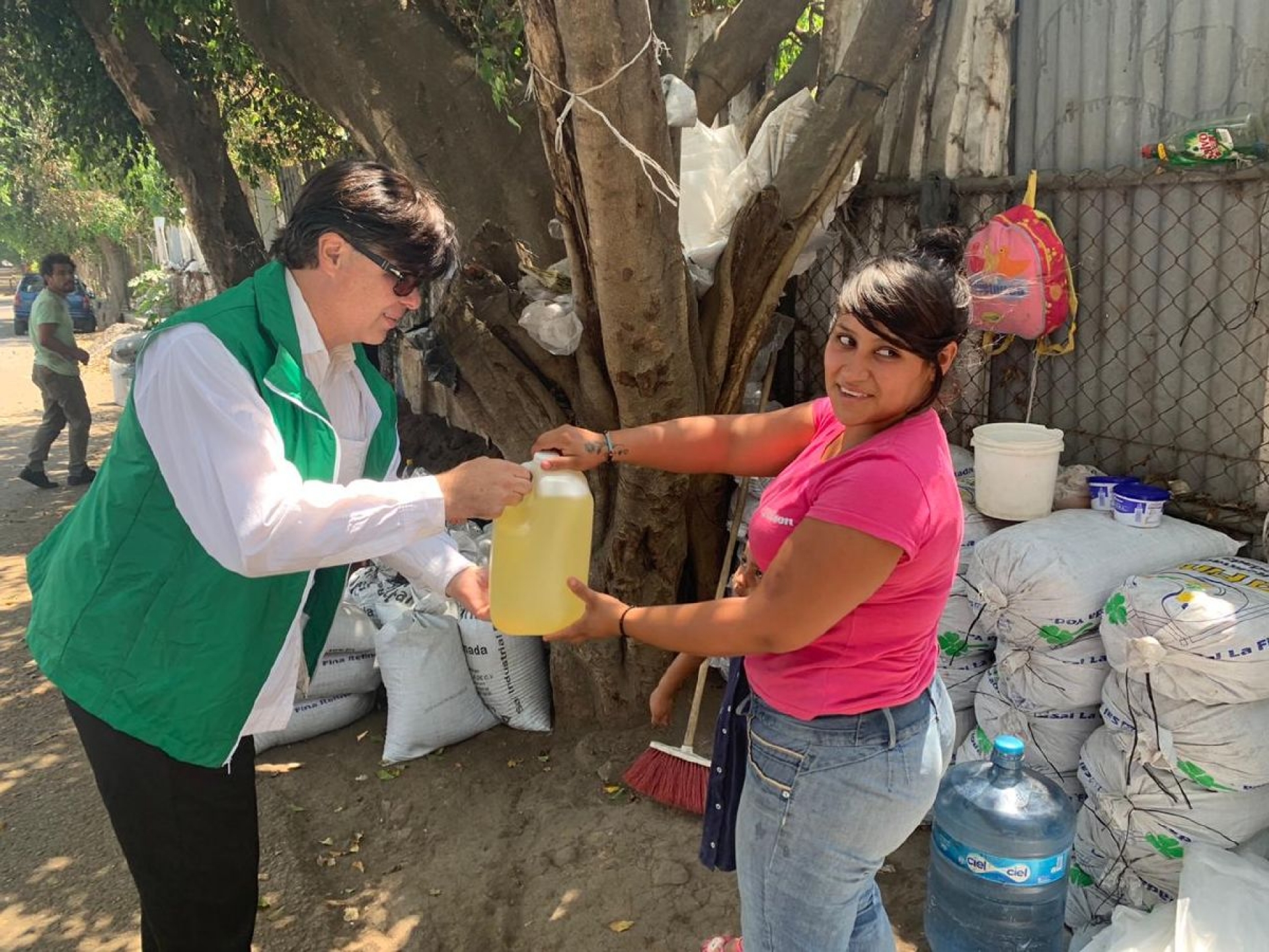 Reparte Javier Estrada gel antibacterial y cloro