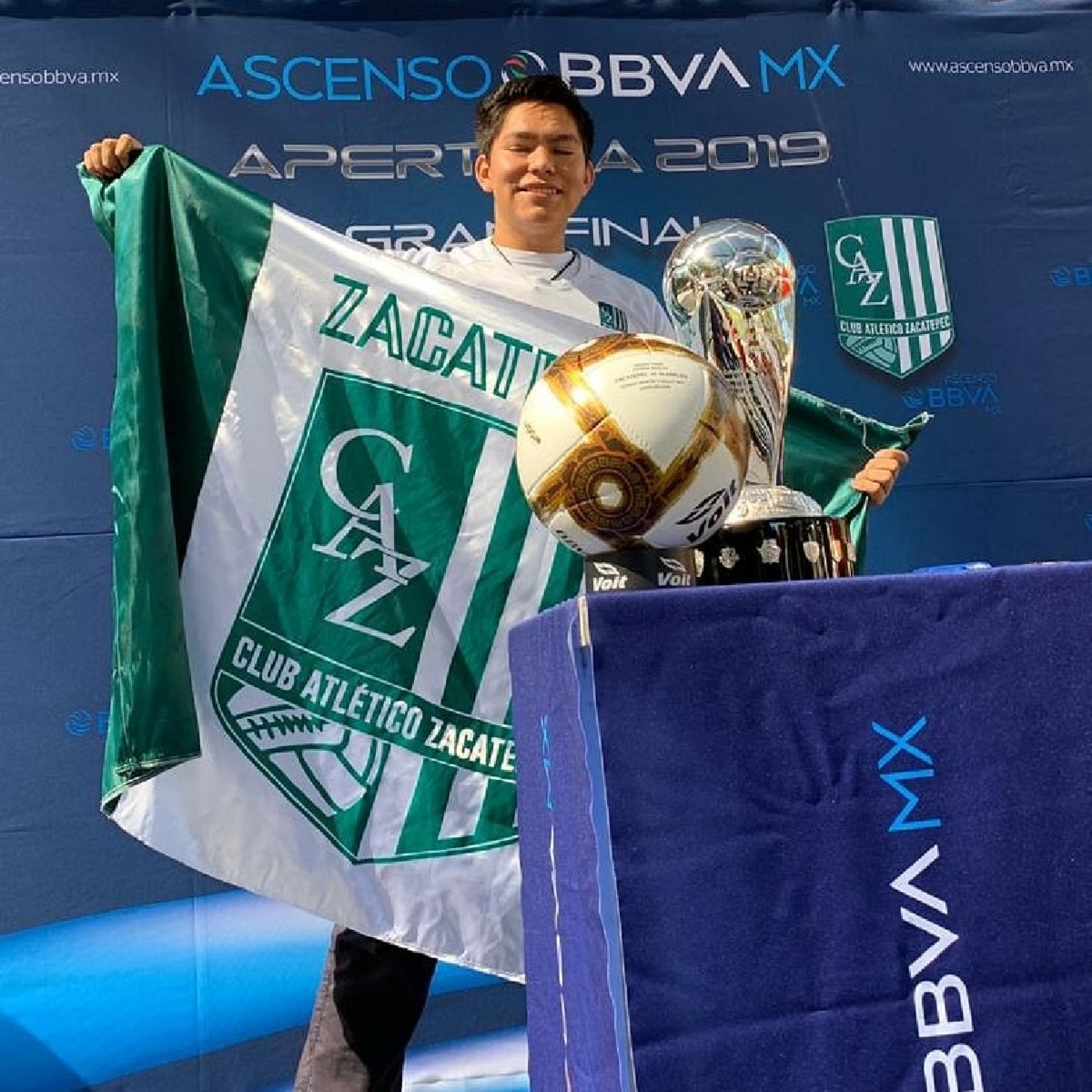 Abraza afición el trofeo