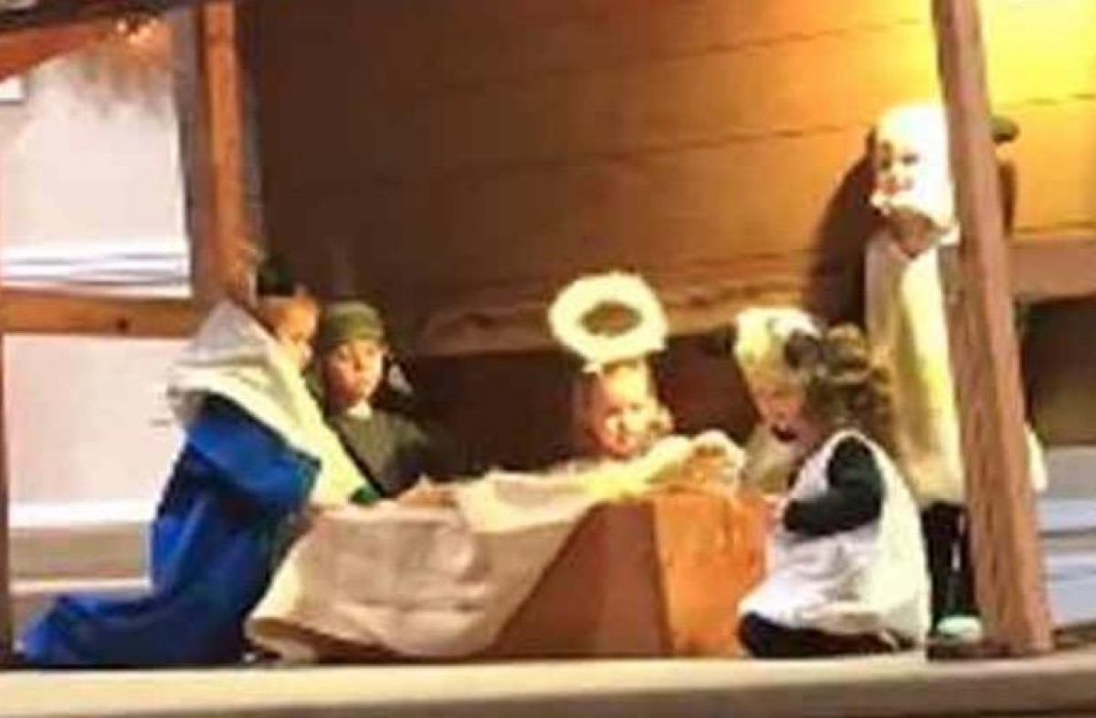 VIDEO: 'Virgen María' y 'Oveja' se pelean por el niño en nacimiento