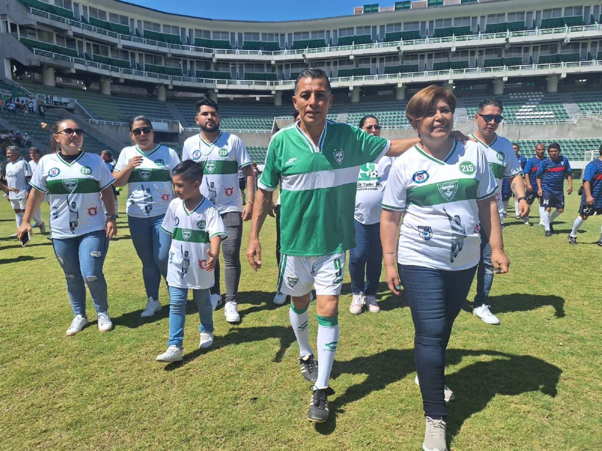 Jaime Ríos es reconocido por su trayectoria y entrega al equipo de Zacatepec
