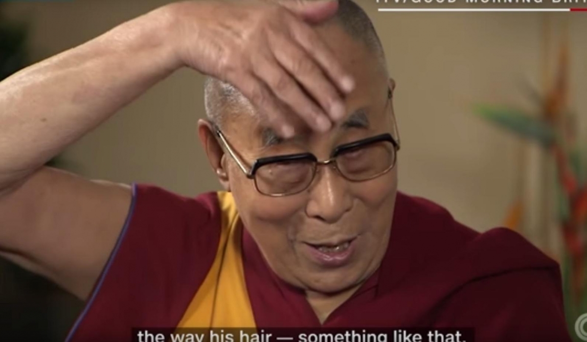 El Dalai Lama imita a Donald Trump durante una entrevista en televisión