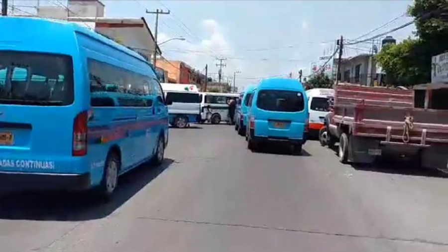 Pugnas entre transportistas provocan caos vial en Cuautla