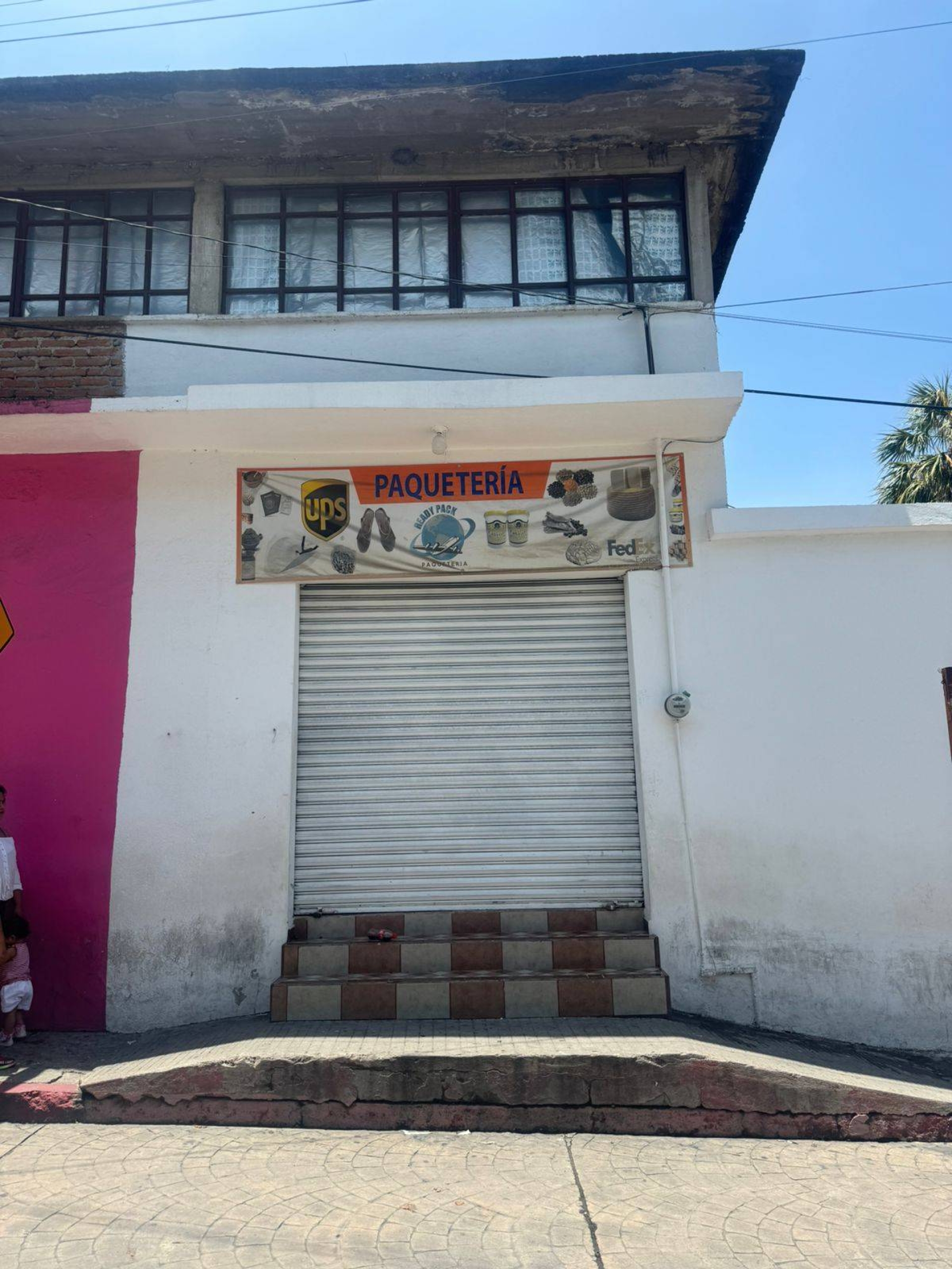 Sin avisar a clientes, cierra agencia de paquetería en Puente de Ixtla