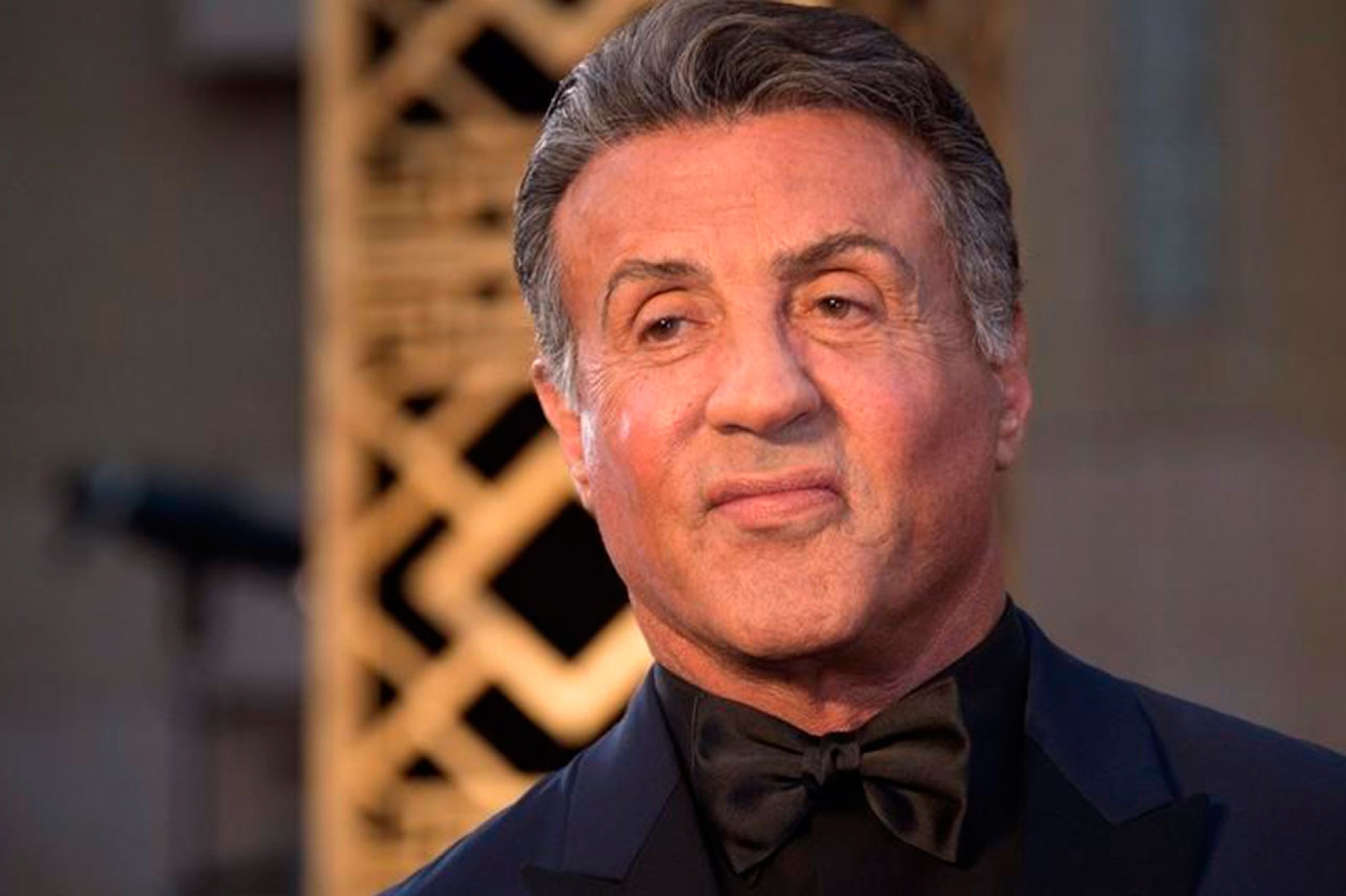 VIDEO: Sylvester Stallone presume su cuerpo a los 71 años