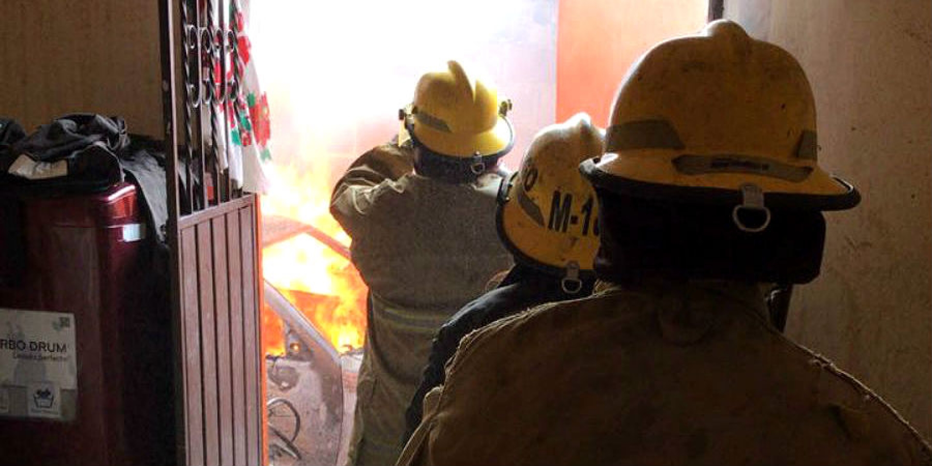 Sofocan bomberos incendio de dos vehículos, en Temixco