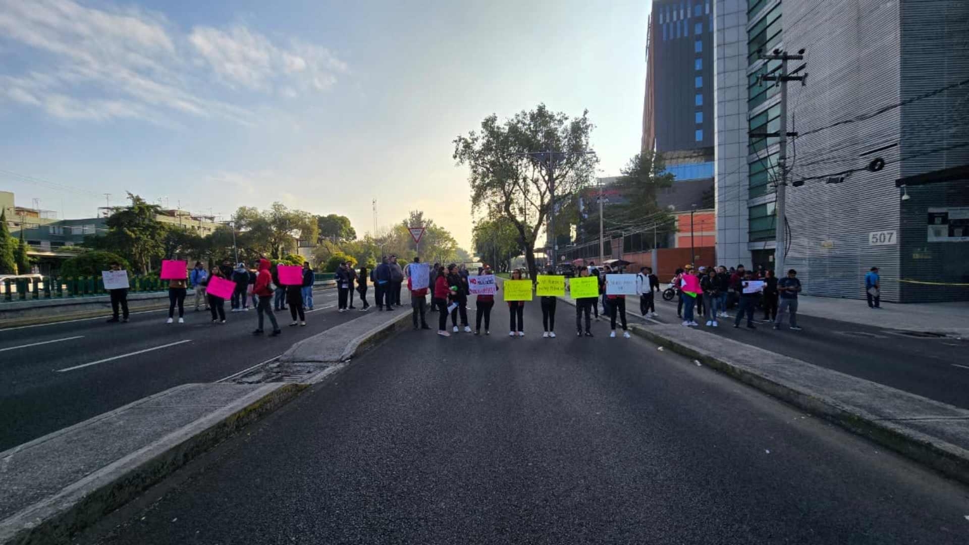 Trabajadores del SAT realizan paro y bloqueos por aumento salarial
