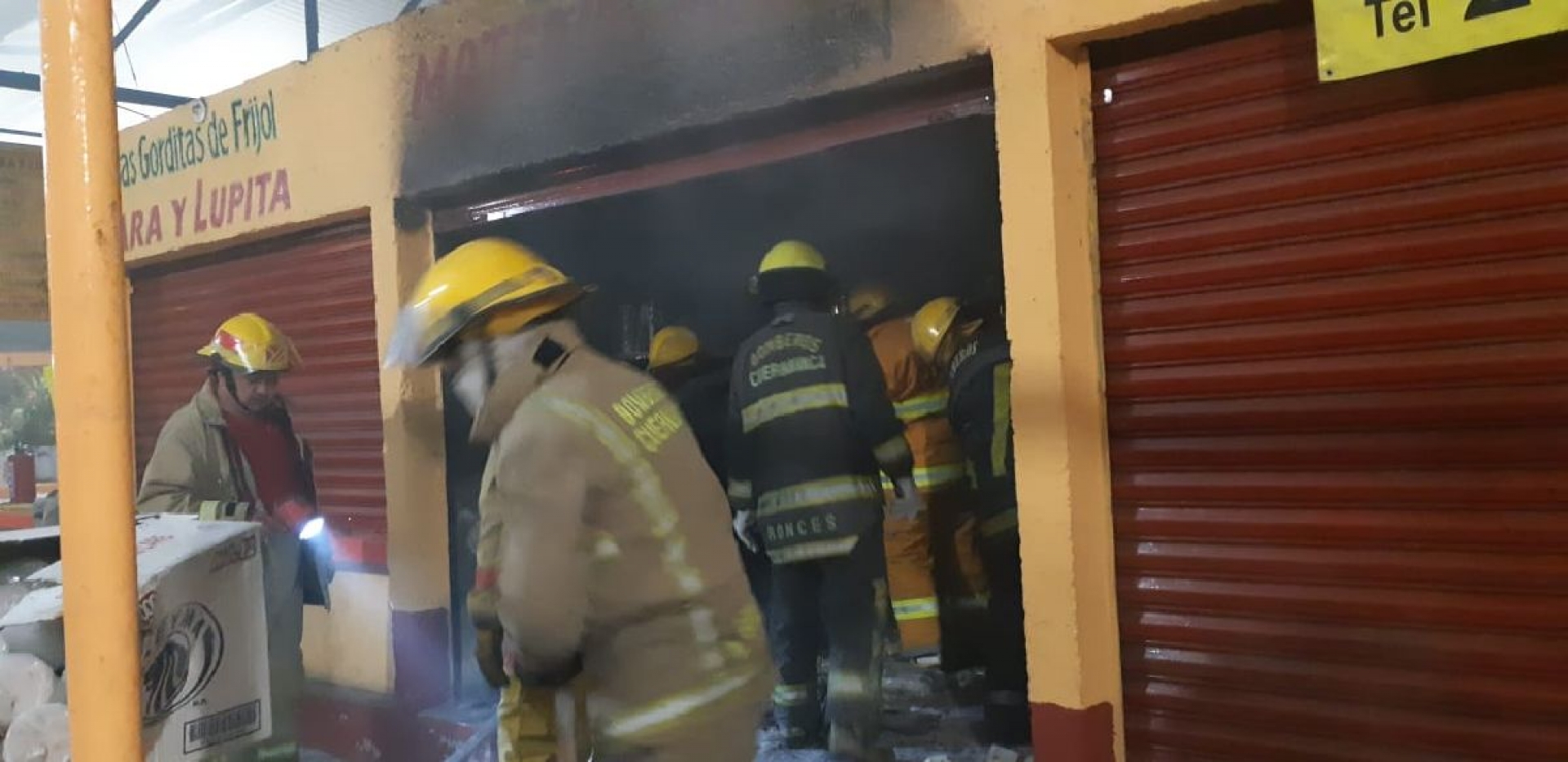 Se incendia un local en el mercado de la Satélite
