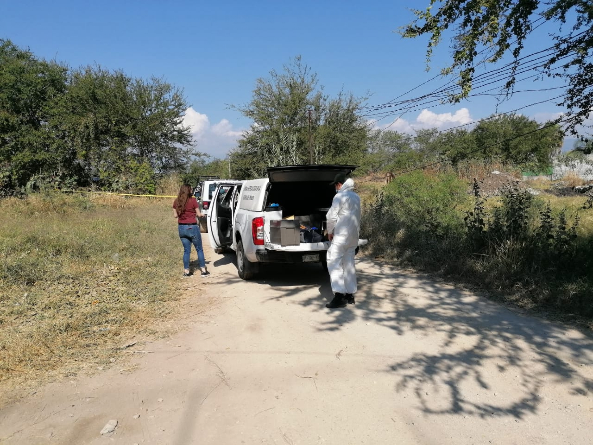 Encuentran un cadáver atado de manos y pies