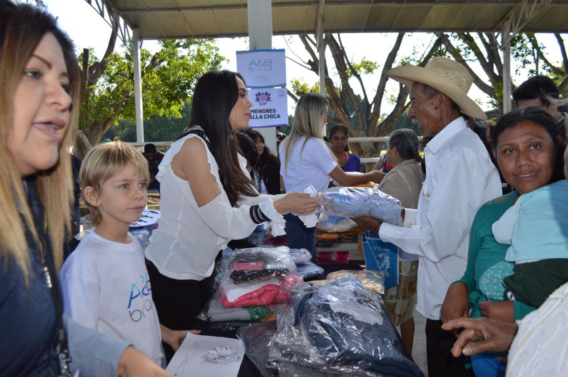 Entrega presidenta del DIF Morelos ropa invernal a habitantes de la región oriente