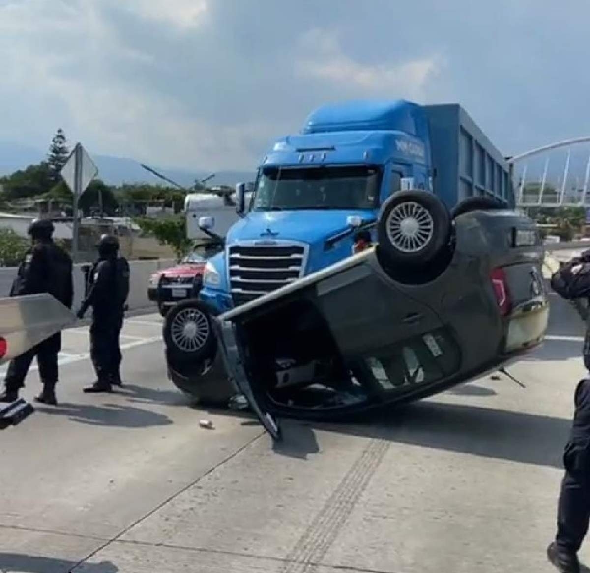 Vuelca un vehículo sobre el Paso Exprés