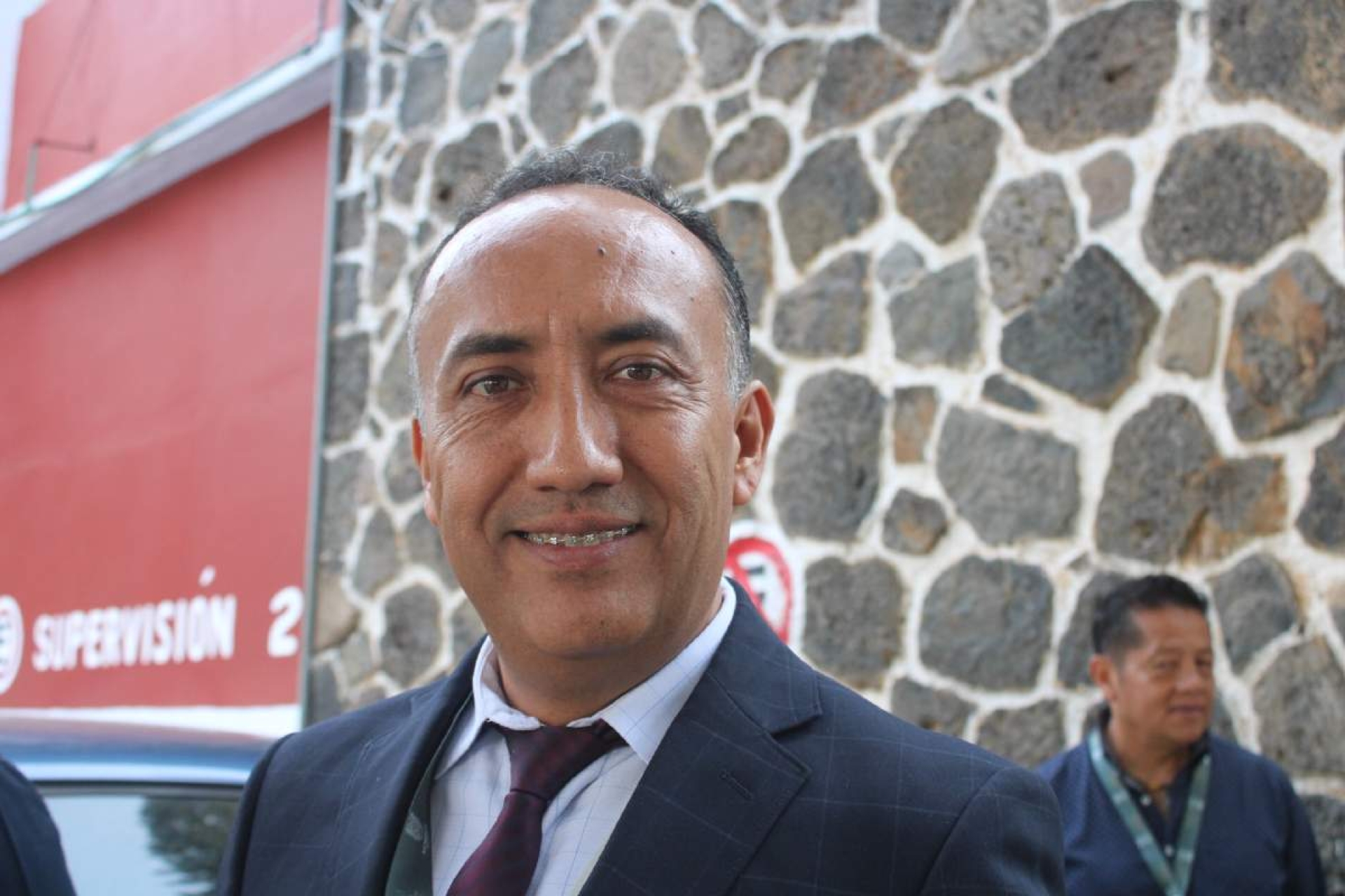 Admite IEBEM déficit de mobiliario en escuelas