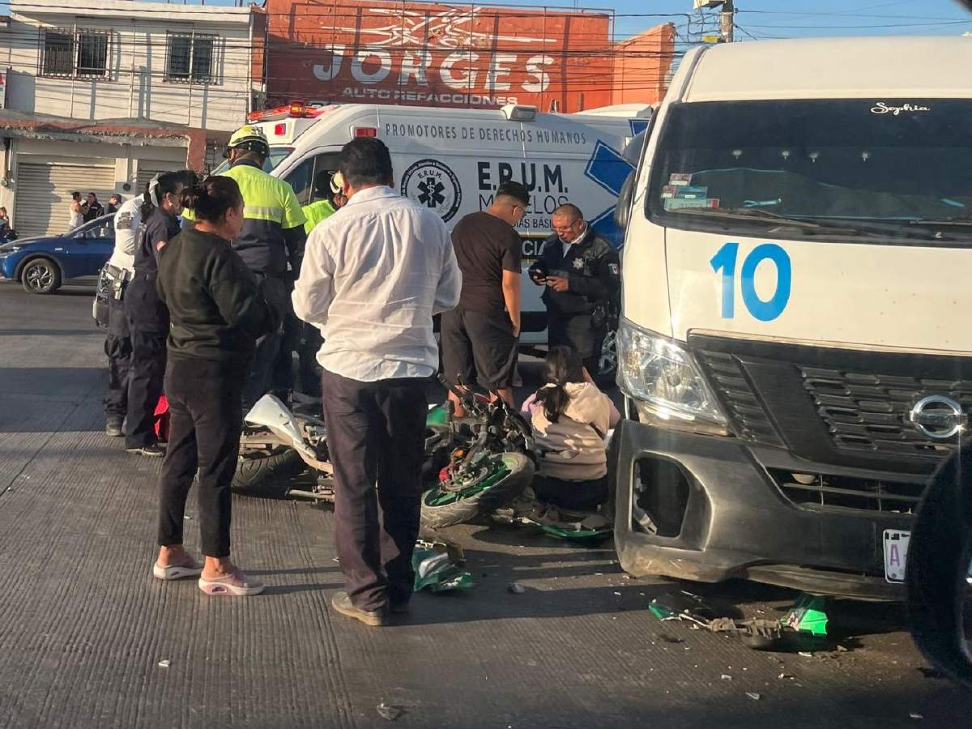 Choque en el bulevar Cuauhnáhuac deja un herido