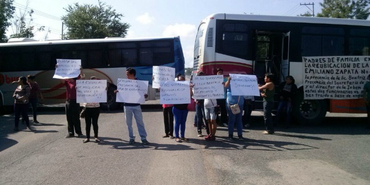 Bloquean padres de familia de primaria en Xoxocotla la carretera local Alpuyeca-Jojutla; demandan reubicación del plantel