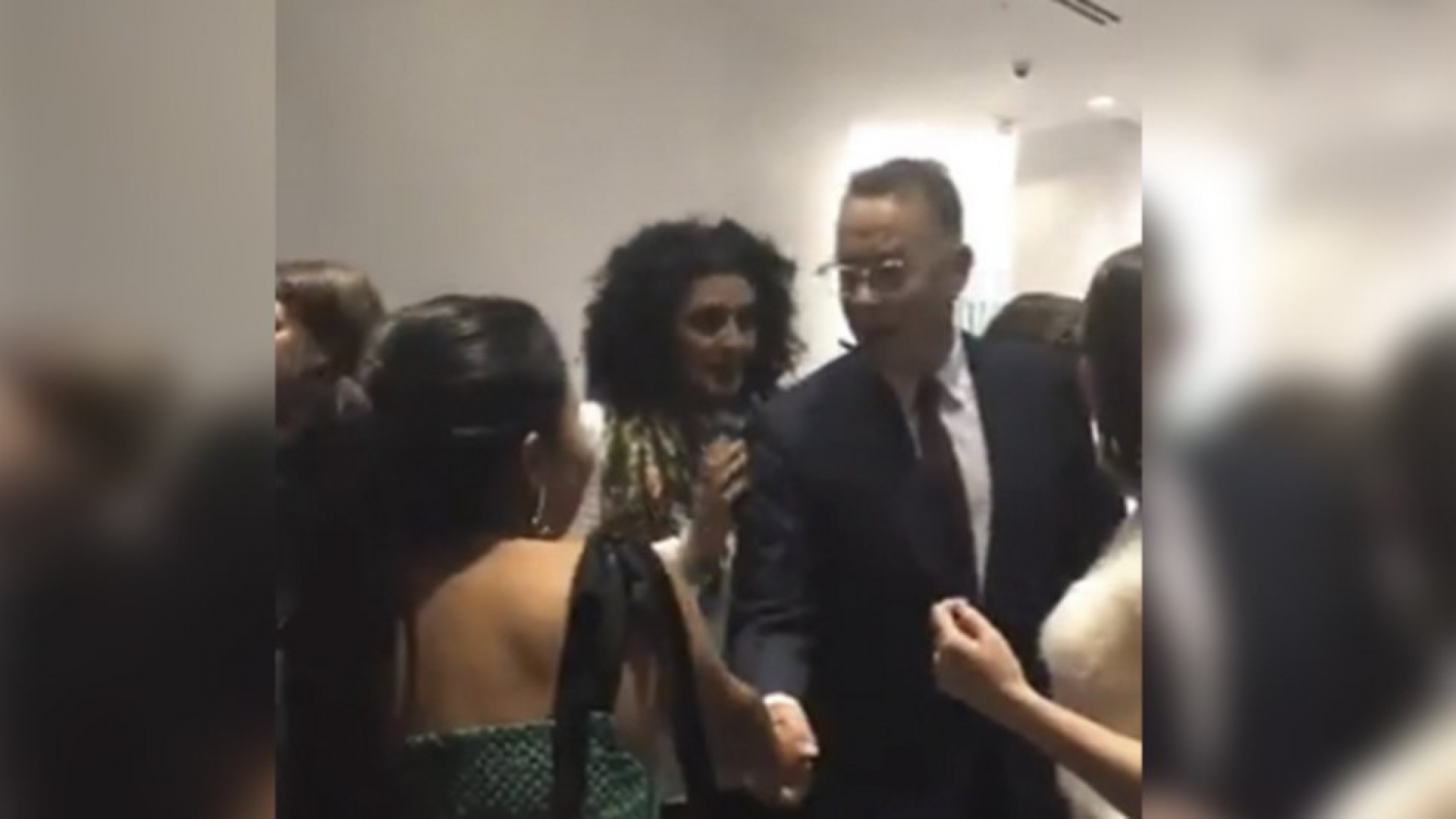 VIDEO: Así reaccionó Tom Hanks al conocer a Yalitza Aparicio