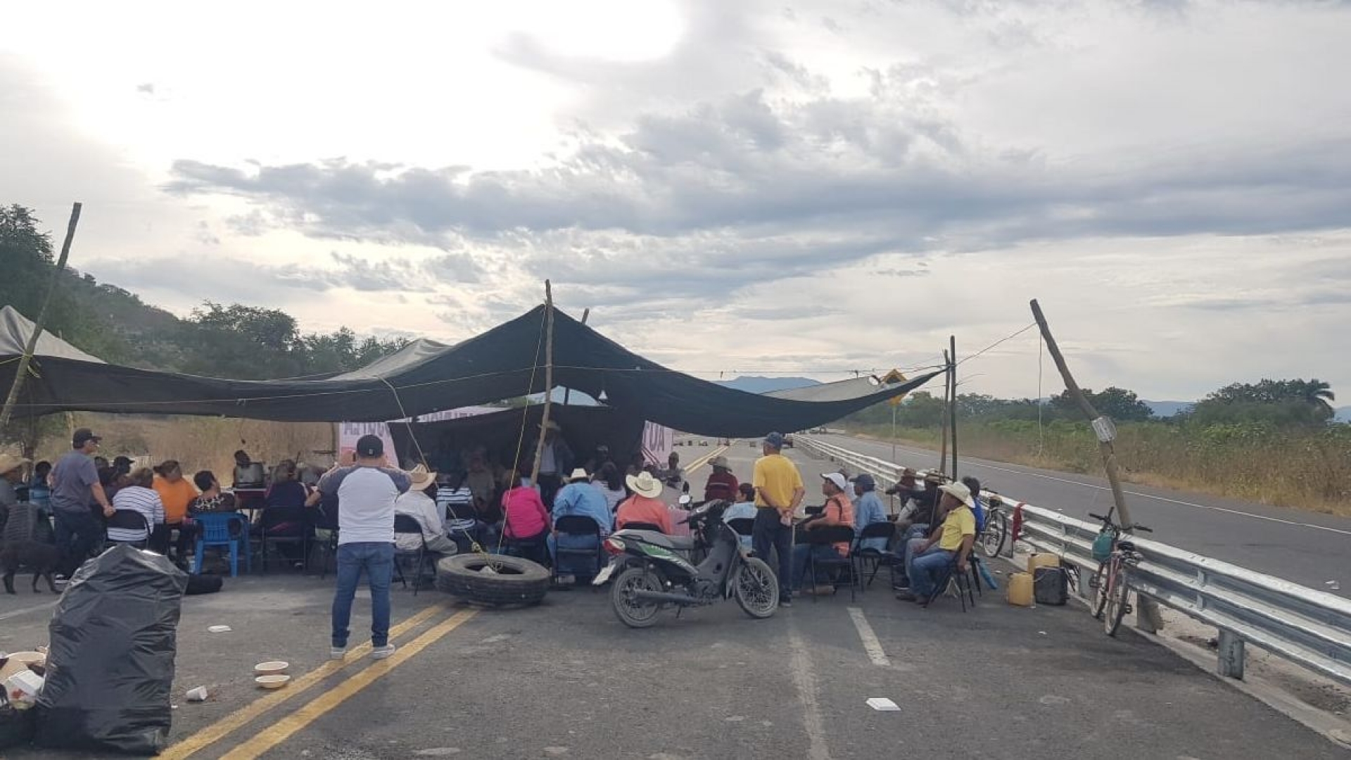 Harán propuesta a ejidatarios que tienen bloqueada la autopista S XXI