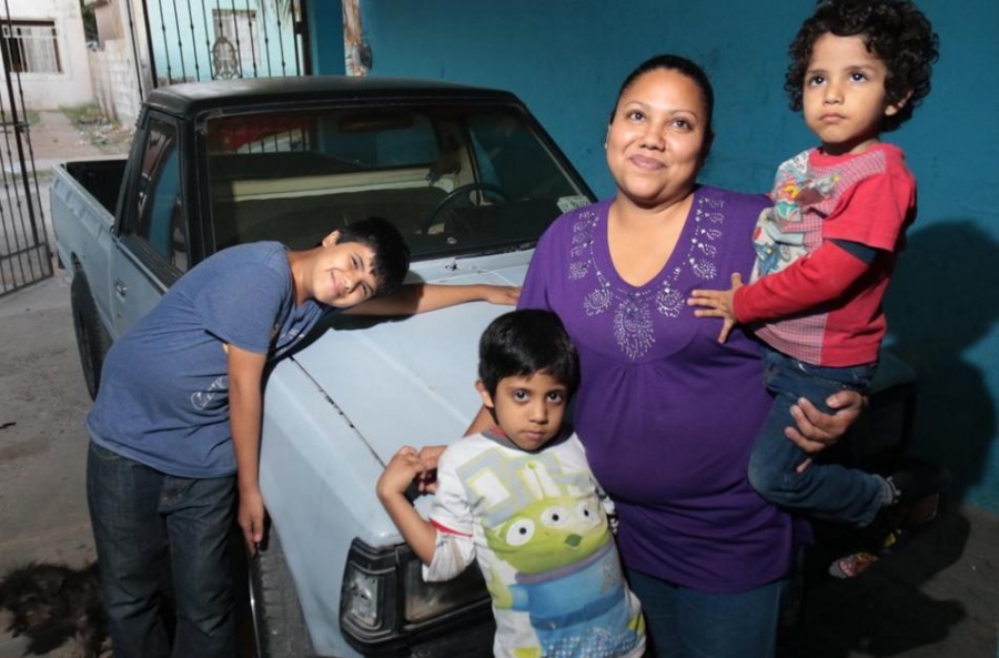 Chevrolet premia a mujer que dibujó pick-up robada por alcanzar un millón de likes