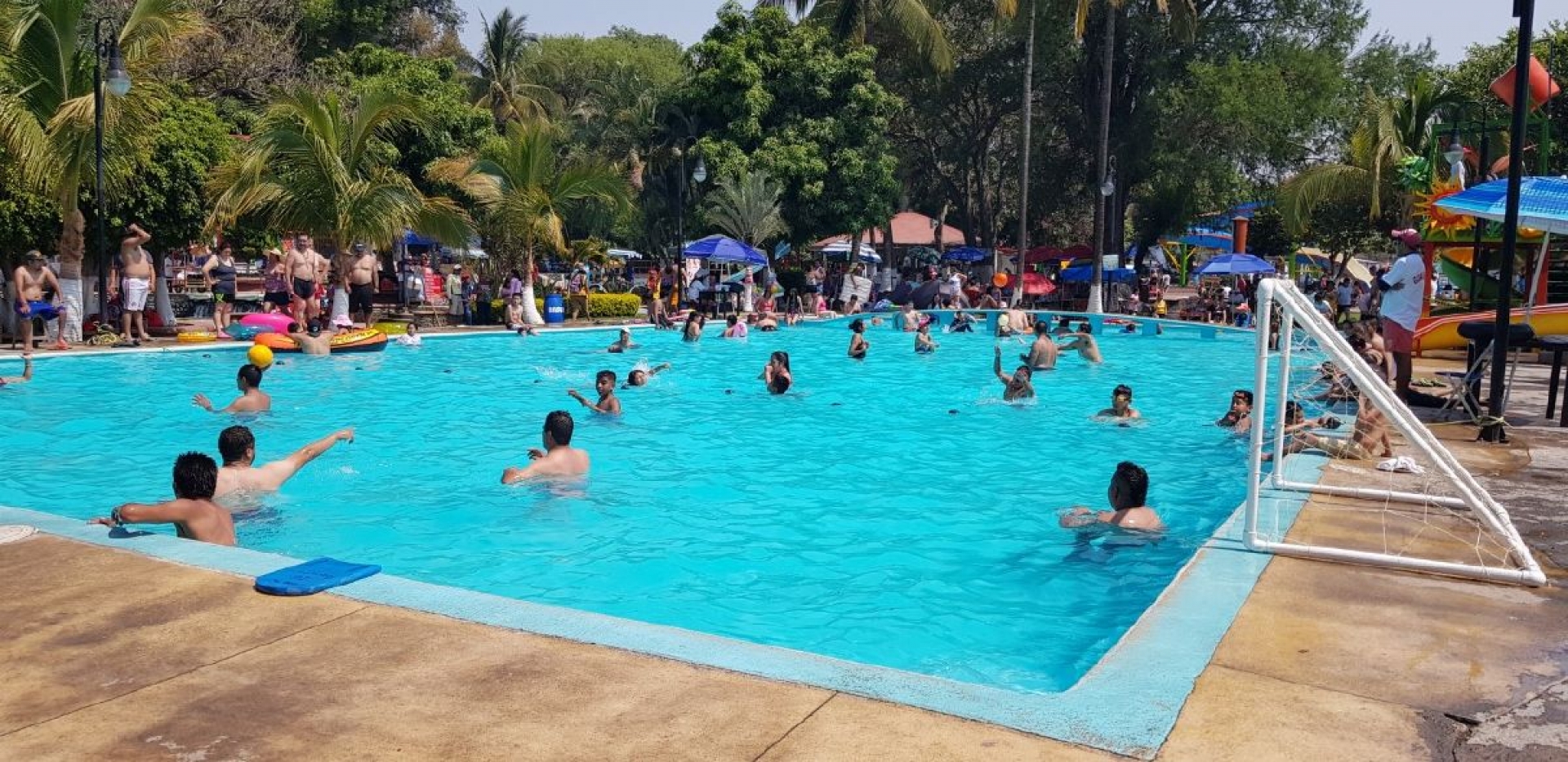 Repunta afluencia de visitantes en balnearios de Cuautla